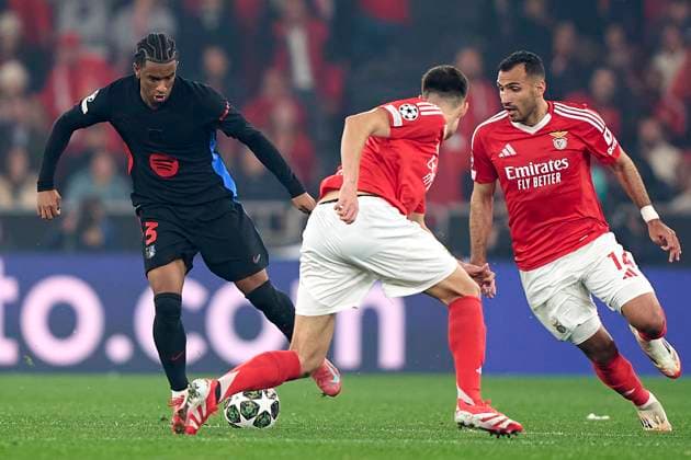 SL Benfica Vs FC Barcelona, Barca - UEFA Champions League 2024 25 Round Of 16 First Leg Alejandro Balde of FC Barcelona beats Vangelis Pavlidis (R) and Antonio Silva (C) of SL Benfica during the UEFA Champions League 2024 25 UEFA Champions League 2024 25 Round of 16 first leg match between SL Benfica and FC Barcelona at on March 05, 2025 in Lisbon, Portugal. Lisbon, Portugal Lisbon Portugal  Copyright: xJosexManuelxAlvarezxReyx originalFilename:alvarezrey-slbenfic250305_npoli.jpg