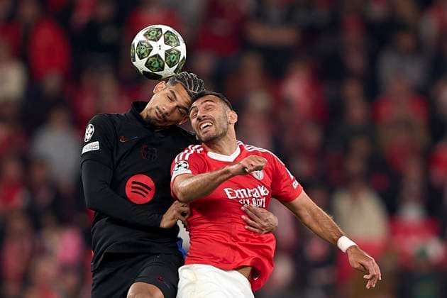 Sport Bilder des Tages SL Benfica Vs FC Barcelona, Barca - UEFA Champions League 2024 25 Round Of 16 First Leg Ronald Araujo of FC Barcelona competes for the ball with Vangelis Pavlidis of SL Benfica during the UEFA Champions League 2024 25 UEFA Champions League 2024 25 Round of 16 first leg match between SL Benfica and FC Barcelona at on March 05, 2025 in Lisbon, Portugal. Lisbon, Portugal Lisbon Portugal  Copyright: xJosexManuelxAlvarezxReyx originalFilename:alvarezrey-slbenfic250305_npw3E.jpg