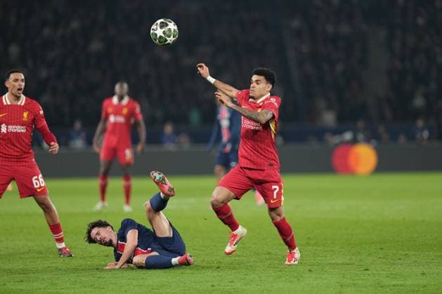 Luis Diaz of Liverpool out muscles Vitinha of PSG Paris Saint-Germain v Liverpool, UEFA Champions League, Round of 16, First Leg, Football, Parc des Princes, Paris, France - 05 Mar 2025 EDITORIAL USE ONLY No use with unauthorised audio, video, data, fixture lists, club league logos or live services. Online in-match use limited to 120 images, no video emulation. No use in betting, games or single club league player publications.  Copyright: xDavexWinter Shutterstockx 15178313ba