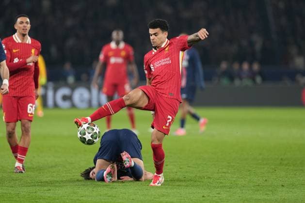 Luis Diaz of Liverpool out muscles Vitinha of PSG Paris Saint-Germain v Liverpool, UEFA Champions League, Round of 16, First Leg, Football, Parc des Princes, Paris, France - 05 Mar 2025 EDITORIAL USE ONLY No use with unauthorised audio, video, data, fixture lists, club league logos or live services. Online in-match use limited to 120 images, no video emulation. No use in betting, games or single club league player publications.  Copyright: xDavexWinter Shutterstockx 15178313bd
