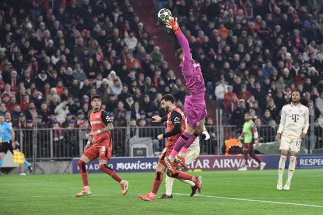 05 03 2025, xemx, Football UEFA Champions League, FC Bayern Muenchen Bayer 04 Leverkusen v l Mistake by Matej Kovar Bayer Leverkusen before the goal to 2 0 by Jamal Musiala FC Bayern Muenchen DFL DFB REGULATIONS PROHIBIT ANY USE OF PHOTOGRAPHS as IMAGE SEQUENCES and or QUASI VIDEO Muenchen