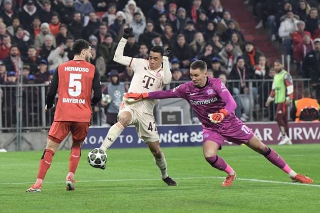 05 03 2025, xemx, Fussball UEFA Champions League, FC Bayern Muenchen Bayer 04 Leverkusen v l Jamal Musiala FC Bayern Muenchen Torschuetze, erzielt das Tor, Treffer, scores the goal 2 0 Mario Hermoso Bayer Leverkusen Matej Kovar Bayer Leverkusen DFL DFB REGULATIONS PROHIBIT ANY USE OF PHOTOGRAPHS as IMAGE SEQUENCES and or QUASI VIDEO Muenchen