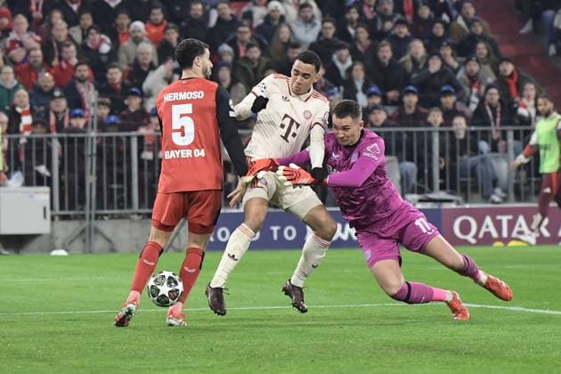 05 03 2025, xemx, Fussball UEFA Champions League, FC Bayern Muenchen Bayer 04 Leverkusen v l Jamal Musiala FC Bayern Muenchen Torschuetze, erzielt das Tor, Treffer, scores the goal 2 0 Mario Hermoso Bayer Leverkusen Matej Kovar Bayer Leverkusen DFL DFB REGULATIONS PROHIBIT ANY USE OF PHOTOGRAPHS as IMAGE SEQUENCES and or QUASI VIDEO Muenchen