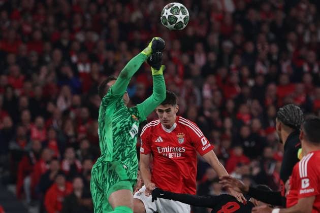 Portugal, Estadio do SL Benfica Lisbon 05 March 2025 Uefa Champions League phase 2024 25 Round of 16 S L Benfica FC Barcelona v l , goalkeeper Wojciech Szczesny FC Barcelona , Antonio Silva S L Benfica in action, in action, Copyright: JoaquimxFerreira