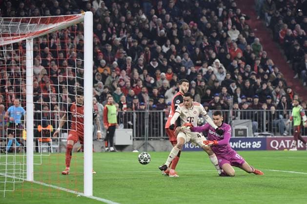 05 03 2025, xemx, Fussball UEFA Champions League, FC Bayern Muenchen Bayer 04 Leverkusen v l Jamal Musiala FC Bayern Muenchen Torschuetze, erzielt das Tor, Treffer, scores the goal 2 0 Matej Kovar Bayer Leverkusen DFL DFB REGULATIONS PROHIBIT ANY USE OF PHOTOGRAPHS as IMAGE SEQUENCES and or QUASI VIDEO Muenchen