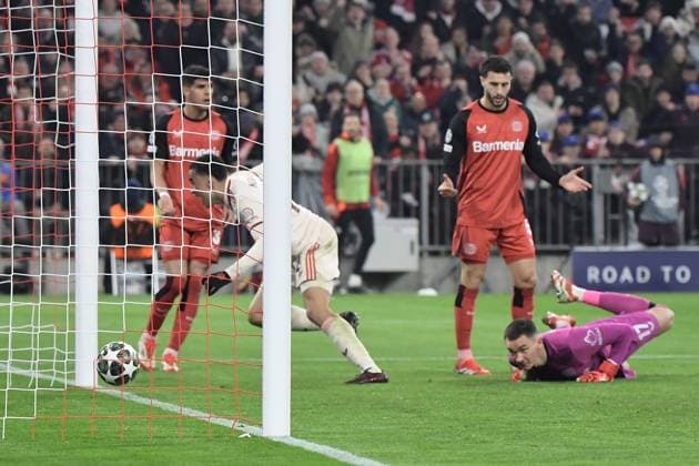 05 03 2025, xemx, Fussball UEFA Champions League, FC Bayern Muenchen Bayer 04 Leverkusen v l Jamal Musiala FC Bayern Muenchen Torschuetze, erzielt das Tor, Treffer, scores the goal 2 0 Matej Kovar Bayer Leverkusen DFL DFB REGULATIONS PROHIBIT ANY USE OF PHOTOGRAPHS as IMAGE SEQUENCES and or QUASI VIDEO Muenchen