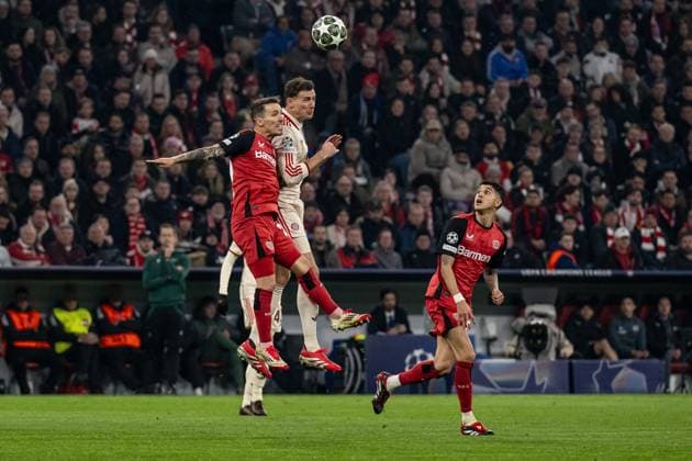 Header duel of Leon Goretzka FC Bayern Muenchen, 8 with Alejandro Grimaldo Bayer 04 Leverkusen, 20 GER, FC Bayern Muenchen vs Bayer 04 Leverkusen, Football, Champions League, Round of 16, First leg, Season 2024 2025, 05 03 DFL DFB REGULATIONS PROHIBIT ANY USE OF PHOTOGRAPHS as IMAGE SEQUENCES and or QUASI VIDEO GER, FC Bayern Muenchen vs Bayer 04 Leverkusen, Football, Champions League, Round of 16, First leg, Season 2024 2025, 05 03 Muenchen Copyright: xEibner-Pressefoto HeikexFeinerx EP_HFR