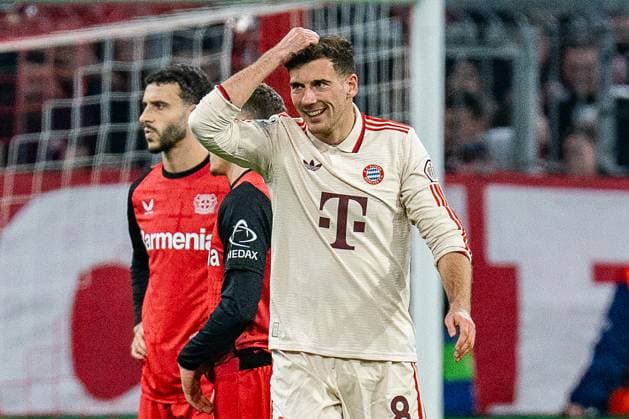 05 03 2025, FC Bayern München vs Bayer Leverkusen, UEFA Champions League, round of 16 first leg Leon Goretzka FC Bayern Muenchen, 8 and referee Atkinson yellow card Copyright: xBahhoxKarax