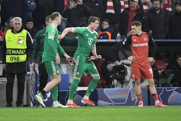 05 03 2025, xemx, Football UEFA Champions League, FC Bayern Muenchen Bayer 04 Leverkusen v l Manuel Neuer FC Bayern Muenchen has to be substituted due to injury Jonas Urbig FC Bayern Muenchen DFL DFB REGULATIONS PROHIBIT ANY USE OF PHOTOGRAPHS as IMAGE SEQUENCES and or QUASI VIDEO Muenchen