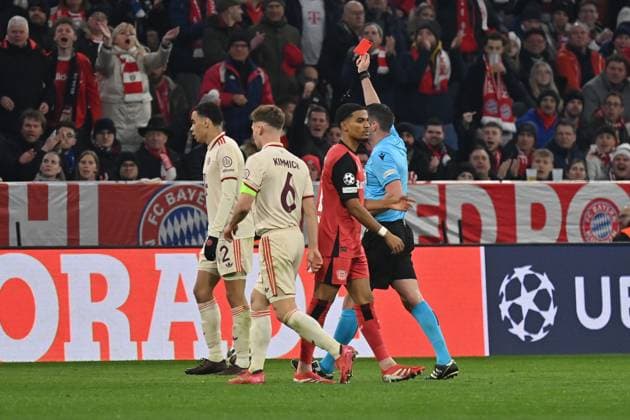 05 03 2025, xjrdrx, Football UEFA Champions League, FC Bayern Muenchen Bayer 04 Leverkusen v l Referee Referee Michael Oliver England shows Nordi Mukiele Bayer Leverkusen the yellow red card DFL DFB REGULATIONS PROHIBIT ANY USE OF PHOTOGRAPHS as IMAGE SEQUENCES and or QUASI VIDEO Muenchen