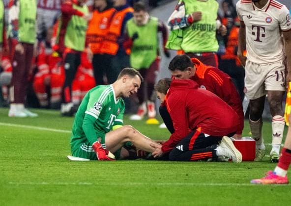Soccer, men, 2024 2025 season, Champions League round of 16, first leg, FC Bayern Munich Bayer Leverkusen, goalkeeper Manuel Neuer FC Bayern is treated, 05 03 2025, Copyright: xMatthiasxKochx