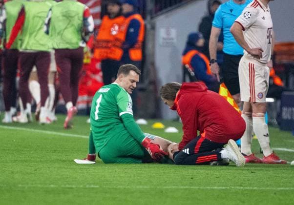 Soccer, men, 2024 2025 season, Champions League round of 16, first leg, FC Bayern Munich Bayer Leverkusen, goalkeeper Manuel Neuer FC Bayern is treated, 05 03 2025, Copyright: xMatthiasxKochx