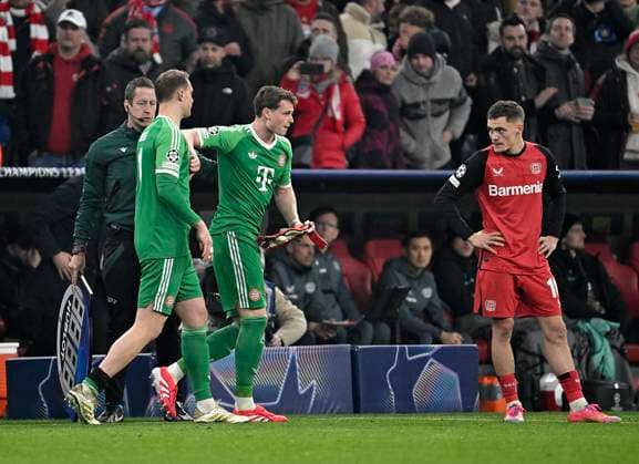 05 03 2025, Football UEFA Champions League 2024 2025 Round of 16, FC Bayern Munich Bayer 04 Leverkusen, at Allianz Arena Munich Substitution, L R Goalkeeper Manuel Neuer Bayern Munich has to be substituted due to injury Goalkeeper Jonas Kurt Urbig Bayern Munich enters the match DFL and DFB regulations prohibit any use of photographs as image sequences and or quasi video