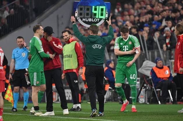 05 03 2025, xjrdrx, Football UEFA Champions League, FC Bayern Muenchen Bayer 04 Leverkusen v l Manuel Neuer FC Bayern Muenchen injured, injury, pain, pain Coach head coach Vincent Kompany FC Bayern Muenchen Jonas Urbig FC Bayern Muenchen DFL DFB REGULATIONS PROHIBIT ANY USE OF PHOTOGRAPHS as IMAGE SEQUENCES and or QUASI VIDEO Muenchen