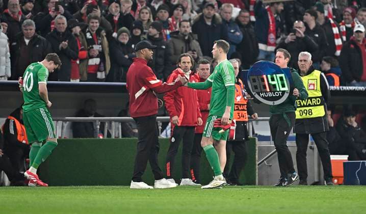 05 03 2025, Football UEFA Champions League 2024 2025 Round of 16, FC Bayern Munich Bayer 04 Leverkusen, at Allianz Arena Munich Substitution, Coach Vincent Kompany mi , Bayern Munich has to replace the injured goalkeeper Manuel Neuer re , Bayern Munich for him comes goalkeeper Jonas Kurt Urbig li , Bayern Munich into the game DFL and DFB regulations prohibit any use of photographs as image sequences and or quasi video
