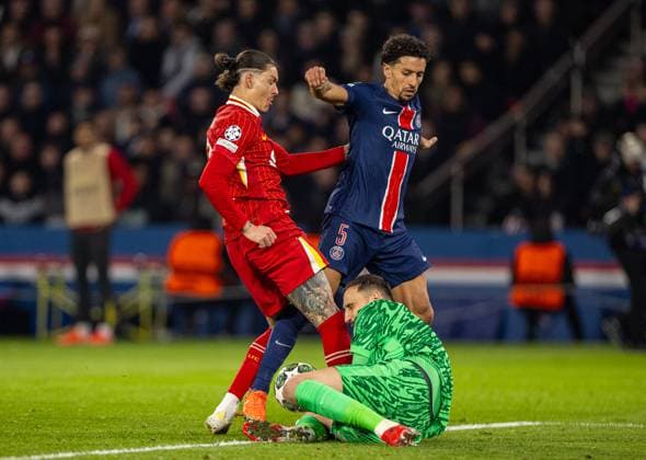 Football - UEFA Champions League - Round of 16 1st Leg - Paris Saint-Germain v Liverpool FC PARIS, FRANCE - Wednesday, March 5, 2025: Liverpool s Darwin Nunez (L) challenges Paris Saint-Germain s Marcos Aoas CorrÃªa Marquinhos and Gianluigi Donnarumma during the UEFA Champions League Round of 16 1st Leg game between Paris Saint-Germain and Liverpool FC at the Parc des Princes. (Photo by David Rawcliffe Propaganda) PARIS Parc des Princes ÃŽLE-DE-FRANCE FRANCE  Copyright: xDavidxRawcliffex P2025-03-05-PSG_Liverpool-55