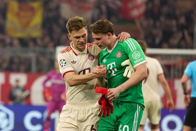 Joshua Kimmich 6 FC Bayern Muenchen wishes Jonas Urbig 40 FC Bayern Muenchen all the best for his substitution, FC Bayern Muenchen vs Bayer 04 Leverkusen, Football, Champions League, Round of 16, First leg, 05 03 2025 Muenchen Bayern Germany Copyright: xkolbert-press MartinxAgüerax