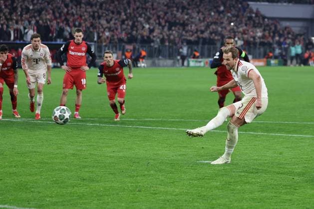 Harry Kane 9 FC Bayern Muenchen scores 3-0 from the penalty spot, FC Bayern Muenchen vs Bayer 04 Leverkusen, Football, Champions League, round of 16, first leg, 05 03 2025 Muenchen Bayern Germany Copyright: xkolbert-press ChristianxKolbertx