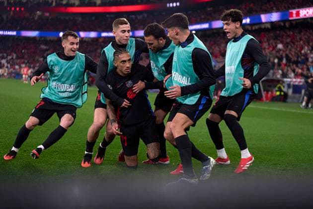 SL Benfica Vs FC Barcelona, Barca - UEFA Champions League 2024 25 Round Of 16 First Leg Raphinha of FC Barcelona celebrates with his team mates after scoring his team s first goal during the UEFA Champions League 2024 25 UEFA Champions League 2024 25 Round of 16 first leg match between SL Benfica and FC Barcelona at on March 05, 2025 in Lisbon, Portugal. Lisbon, Portugal Lisbon Portugal  Copyright: xJosexManuelxAlvarezxReyx originalFilename:alvarezrey-slbenfic250305_np2LZ.jpg