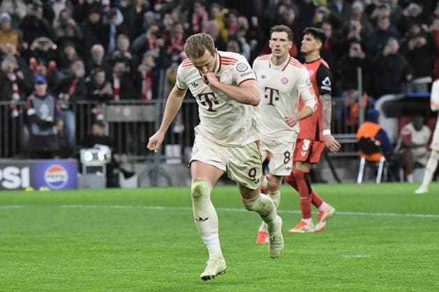 05 03 2025, xemx, Football UEFA Champions League, FC Bayern Muenchen Bayer 04 Leverkusen v l Torjubel nach dem Tor zum celebrating the goal celebrate 3 0 durch Harry Kane FC Bayern Muenchen DFL DFB REGULATIONS PROHIBIT ANY USE OF PHOTOGRAPHS as IMAGE SEQUENCES and or QUASI VIDEO Muenchen