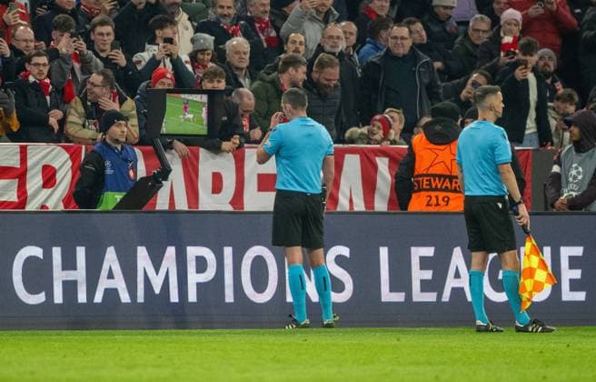 Soccer, Men, 2024 2025 season, Champions League round of 16, first leg, FC Bayern Munich Bayer Leverkusen, referee Michael Oliver ENG awards penalty for Bayern after video evidence, 05 03 2025, Copyright: xMatthiasxKochx