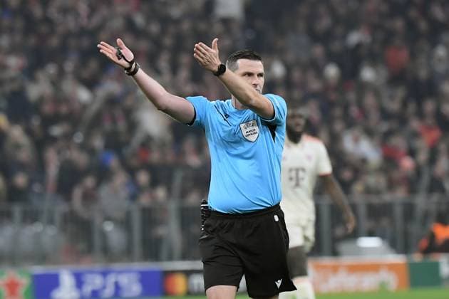 05 03 2025, xemx, Football UEFA Champions League, FC Bayern Muenchen Bayer 04 Leverkusen v l Referee Referee Michael Oliver England DFL DFB REGULATIONS PROHIBIT ANY USE OF PHOTOGRAPHS as IMAGE SEQUENCES and or QUASI VIDEO Muenchen