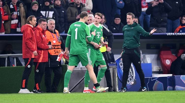 FOOTBALL CHAMPIONS LEAGUE SEASON 2024 2025 Round of 16 first leg FC Bayern Muenchen Bayer 04 Leverkusen 05 03 2025 Goalkeeper Manuel Neuer left, FC Bayern Muenchen with goalkeeper Jonas Urbig right, FC Bayern Muenchen Substitution
