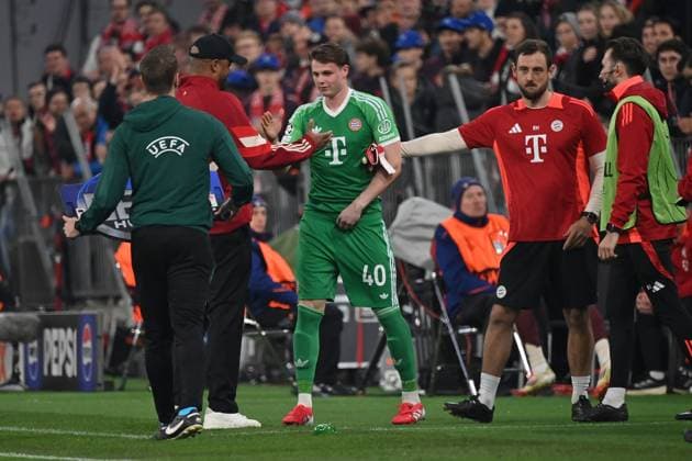05 03 2025, xjrdrx, Football UEFA Champions League, FC Bayern Muenchen Bayer 04 Leverkusen v l Trainer head coach Vincent Kompany FC Bayern Muenchen Jonas Urbig FC Bayern Muenchen DFL DFB REGULATIONS PROHIBIT ANY USE OF PHOTOGRAPHS as IMAGE SEQUENCES and or QUASI VIDEO Muenchen