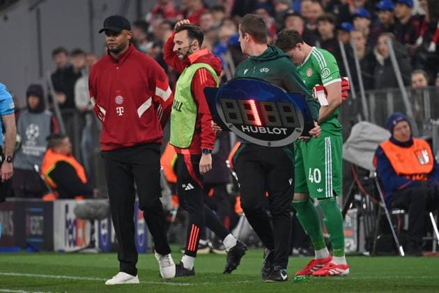 05 03 2025, xjrdrx, Football UEFA Champions League, FC Bayern Muenchen Bayer 04 Leverkusen v l Trainer head coach Vincent Kompany FC Bayern Muenchen Jonas Urbig FC Bayern Muenchen DFL DFB REGULATIONS PROHIBIT ANY USE OF PHOTOGRAPHS as IMAGE SEQUENCES and or QUASI VIDEO Muenchen