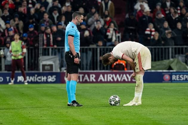 Michael Oliver Referee Referee, ENG and Harry Kane FC Bayern Muenchen, 9 on penalty spot GER, FC Bayern Muenchen vs Bayer 04 Leverkusen, Soccer, Champions League, Round of 16, First leg, Match time 2024 2025, 05 03 DFL DFB REGULATIONS PROHIBIT ANY USE OF PHOTOGRAPHS as IMAGE SEQUENCES and or QUASI VIDEO GER, FC Bayern Muenchen vs Bayer 04 Leverkusen, Football, Champions League, Round of 16, First leg, Season 2024 2025, 05 03 Muenchen Copyright: xEibner-Pressefoto HeikexFeinerx EP_HFR