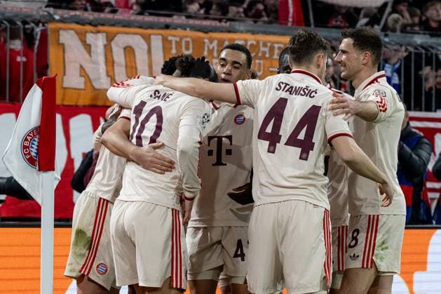 Bayern celebrate with Harry Kane FC Bayern Muenchen, 9 his goal from a penalty kick to make it 3 0 Left a corner flag with FC Bayern GER logo, FC Bayern Muenchen vs Bayer 04 Leverkusen, Football, Champions League, round of 16, first leg, Season 2024 2025, 05 03 DFL DFB REGULATIONS PROHIBIT ANY USE OF PHOTOGRAPHS as IMAGE SEQUENCES and or QUASI VIDEO GER, FC Bayern Muenchen vs Bayer 04 Leverkusen, Football, Champions League, Round of 16, First leg, Season 2024 2025, 05 03 Muenchen Copyright: xEibner-Pressefoto HeikexFeinerx EP_HFR