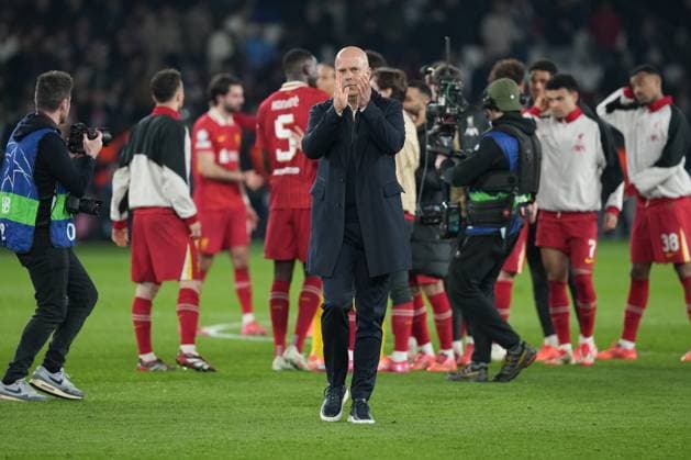 Liverpool coach Arne Slot applauds the travelling fans at the end of the match after his side wins 1-0 Paris Saint-Germain v Liverpool, UEFA Champions League, Round of 16, First Leg, Football, Parc des Princes, Paris, France - 05 Mar 2025 EDITORIAL USE ONLY No use with unauthorised audio, video, data, fixture lists, club league logos or live services. Online in-match use limited to 120 images, no video emulation. No use in betting, games or single club league player publications.  Copyright: xDavexWinter Shutterstockx 15178313ck