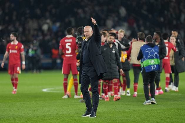 Liverpool coach Arne Slot applauds the travelling fans at the end of the match after his side wins 1-0 Paris Saint-Germain v Liverpool, UEFA Champions League, Round of 16, First Leg, Football, Parc des Princes, Paris, France - 05 Mar 2025 EDITORIAL USE ONLY No use with unauthorised audio, video, data, fixture lists, club league logos or live services. Online in-match use limited to 120 images, no video emulation. No use in betting, games or single club league player publications.  Copyright: xDavexWinter Shutterstockx 15178313cm