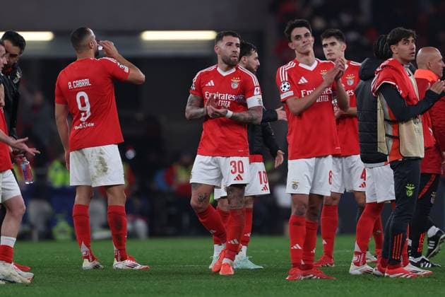 Portugal, Estadio do SL Benfica Lisbon 05 March 2025 Uefa Champions League phase 2024 25 Round of 16 S L Benfica FC Barcelona v l , Nicolas Otamendi S L Benfica disappointed, disappointed looking, dissapointed, sad, frustrated, frustrated, frustrated thanks the fans, thanks, thanks team after the match, after the match thanks the fans, applauds the fans, Joao Rego S L Benfica Copyright: JoaquimxFerreira