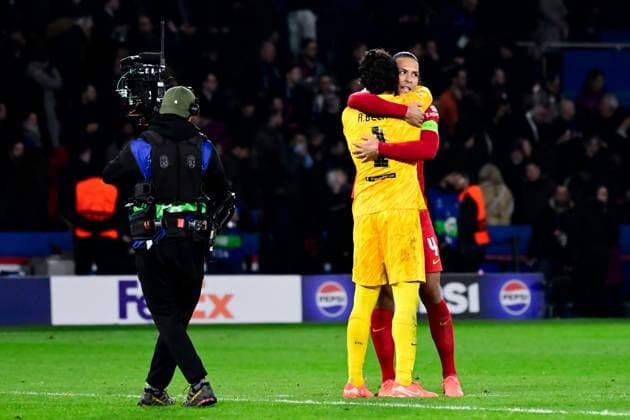 FOOTBALL : PSG vs Liverpool - Ligue des Champions - 05 03 2025 Virgil van Dijk ( 4 - Liverpool ) celebrates with Alisson Becker ( 1 - Liverpool ) following the UEFA Champions League match between Paris Saint Germain and Liverpool FC at Parc Des Princes on March 05 , 2025 in Paris, France. ( Photo by Dante Badano PsnewZ ) - ParisFrance  Copyright: xDantexBadanox