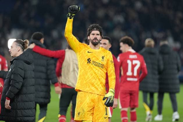 Hero goalkeeper Alisson Becker of Liverpool applauds the travelling fans at the end of the match after his side wins 1-0 Paris Saint-Germain v Liverpool, UEFA Champions League, Round of 16, First Leg, Football, Parc des Princes, Paris, France - 05 Mar 2025 EDITORIAL USE ONLY No use with unauthorised audio, video, data, fixture lists, club league logos or live services. Online in-match use limited to 120 images, no video emulation. No use in betting, games or single club league player publications.  Copyright: xDavexWinter Shutterstockx 15178313ct
