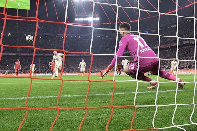05 03 2025, xemx, Football UEFA Champions League, FC Bayern Muenchen Bayer 04 Leverkusen v l Elfmeter Harry Kane FC Bayern Muenchen Torschuetze, erzielt das Tor, Treffer, scores the goal 3 0 Matej Kovar Bayer Leverkusen DFL DFB REGULATIONS PROHIBIT ANY USE OF PHOTOGRAPHS as IMAGE SEQUENCES and or QUASI VIDEO Muenchen