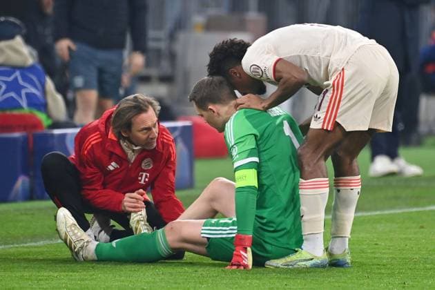 Injury Manuel NEW Goalkeeper Bayern Muenchen , injured Football Champions League Round of 16 FC Bayern Muenchen Bayer 04 Leverkusen 3 0 on 05 03 2025 , A L L I A N Z A R E N A