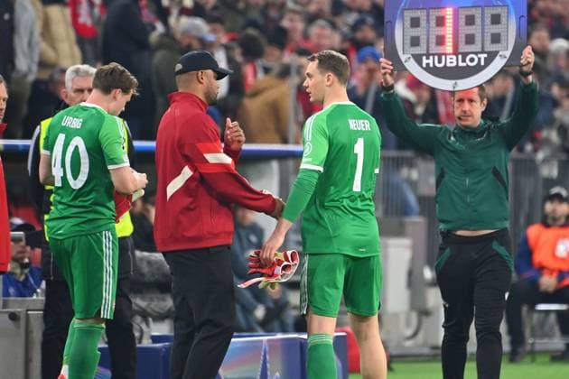 Injury Manuel NEUER Goalkeeper Bayern Muenchen , injured Substitution with coach Vincent KOMPANY Bayern Muenchen Li Goalkeeper Jonas URBIG Bayern Muenchen before substitution Soccer Champions League round of 16 FC Bayern Muenchen Bayer 04 Leverkusen 3 0 on 05 03 2025 , A L L I A N Z A R E N A