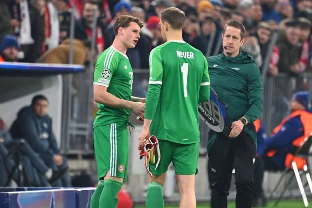 Injury Manuel NEUER Goalkeeper Bayern Muenchen , injured Substitution with goalkeeper Jonas URBIG Bayern Muenchen before substitution Soccer Champions League Round of 16 FC Bayern Muenchen Bayer 04 Leverkusen 3 0 on 05 03 2025 , A L L I A N Z A R E N A