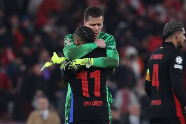 Portugal, Estadio do SL Benfica Lisbon 05 March 2025 Uefa Champions League phase 2024 25 Round of 16 S L Benfica FC Barcelona v l , Goalkeeper Wojciech Szczesny FC Barcelona thanks Raphinha FC Barcelona after the match Copyright: JoaquimxFerreira