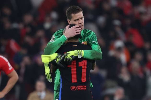 Portugal, Estadio do SL Benfica Lisbon 05 March 2025 Uefa Champions League phase 2024 25 Round of 16 S L Benfica FC Barcelona v l , Goalkeeper Wojciech Szczesny FC Barcelona thanks Raphinha FC Barcelona after the match Copyright: JoaquimxFerreira