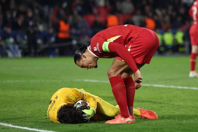 Paris, France, 5th March 2025. Virgil van Dijk of Liverpool shows his appreciation to Alisson Becker of Liverpool after he makes a save during the UEFA Champions League match Paris Saint Germain vs Liverpool at Le Parc des Princes, Paris. Picture credit should read: Paul Terry Sportimage EDITORIAL USE ONLY. No use with unauthorised audio, video, data, fixture lists, club league logos or live services. Online in-match use limited to 120 images, no video emulation. No use in betting, games or single club league player publications. SPI_059_PT_PSG_Liverpool SPI-3726-0058