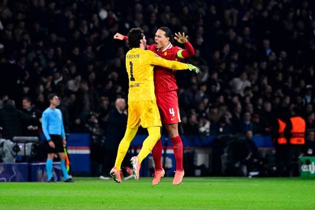 FOOTBALL : PSG vs Liverpool - Ligue des Champions - 05 03 2025 Alisson Becker ( 1 - Liverpool ) celebrates with Virgil van Dijk ( 4 - Liverpool ) during the UEFA Champions League match between Paris Saint Germain and Liverpool FC at Parc Des Princes on March 05 , 2025 in Paris, France. ( Photo by Dante Badano PsnewZ ) - ParisFrance  Copyright: xDantexBadanox