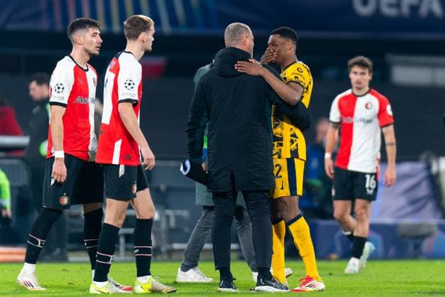 2025-03-05 Feyenoord v FC Internazionale Milano - UEFA Champions League 2024 25 Round of 16 First Leg ROTTERDAM, NETHERLANDS - MARCH 5: Assistant coach John de Wolf of Feyenoord interacts with Denzel Dumfries of FC Internazionale Milano after the UEFA Champions League 2024 25 Round of 16 First Leg match between Feyenoord and FC Internazionale Milano at Stadion Feijenoord on March 5, 2025 in Rotterdam, Netherlands. Rotterdam Stadion Feijenoord Netherlands Content not available for redistribution in The Netherlands directly or indirectly through any third parties. Copyright: xJorisxVerwijstx