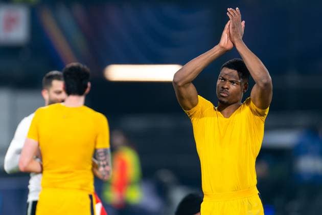 2025-03-05 Feyenoord v FC Internazionale Milano - UEFA Champions League 2024 25 Round of 16 First Leg ROTTERDAM, NETHERLANDS - MARCH 5: Denzel Dumfries of FC Internazionale Milano applauds for the fans after the UEFA Champions League 2024 25 Round of 16 First Leg match between Feyenoord and FC Internazionale Milano at Stadion Feijenoord on March 5, 2025 in Rotterdam, Netherlands. Rotterdam Stadion Feijenoord Netherlands Content not available for redistribution in The Netherlands directly or indirectly through any third parties. Copyright: xJorisxVerwijstx