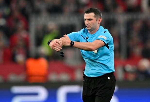 Referee Michael Oliver ENG Gesture Gesture Staples Foul FC Bayern Muenchen FCB vs Bayer 04 Leverkusen B04 Round of 16 First leg 05 03 2025 DFL REGULATIONS PROHIBIT ANY USE OF PHOTOGRAPHS AS IMAGE SEQUENCES AND OR QUASI VIDEO FC Bayern Muenchen FCB vs Bayer 04 Leverkusen B04