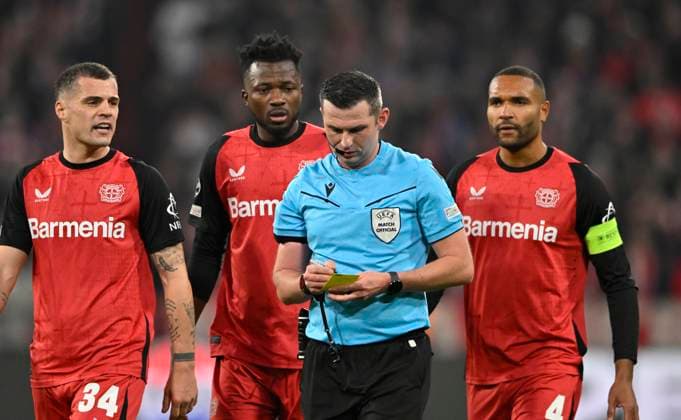 Referee Michael Oliver ENG Gesture Gesture Granit Xhaka Bayer 04 Leverkusen 34 Edmond Tapsoba Bayer 04 Leverkusen 12 Jonathan Tah Bayer 04 Leverkusen 04 FC Bayern Muenchen FCB vs Bayer 04 Leverkusen B04 Round of 16 first leg 05 03 2025 DFL REGULATIONS PROHIBIT ANY USE OF PHOTOGRAPHS AS IMAGE SEQUENCES AND OR QUASI VIDEO FC Bayern Muenchen FCB vs Bayer 04 Leverkusen B04