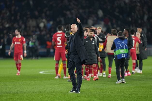 Liverpool coach Arne Slot acknowledges the travelling fans after his side s 1-0 win Paris Saint-Germain v Liverpool, UEFA Champions League, Round of 16, First Leg, Football, Parc des Princes, Paris, France - 05 Mar 2025 EDITORIAL USE ONLY No use with unauthorised audio, video, data, fixture lists, club league logos or live services. Online in-match use limited to 120 images, no video emulation. No use in betting, games or single club league player publications. Copyright: xDavexWinter Shutterstockx 15178313kl