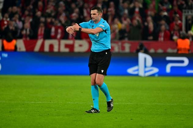 GER, Bayern, Muenchen, Football, FC Bayern Muenchen Bayer 04 Leverkusen, in the Allianz Arena, Muenchen, Champions League, Round of 16, 05 03 25, v l Michael Oliver Referee , Decision, Penalty, VAR, Card DFL DFB regulations prohibit any use of photographs as image sequences and or quasi video, Copyright: HMB-Media MichaelxNibel